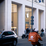 rosenthaler-Strasse-mit-Lieferando-Fahrer-vor-dem-Apple-Store