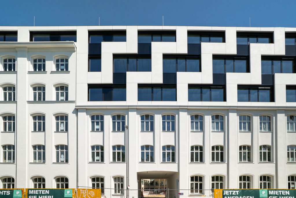 Weiße Fassade mit Sonderlösung
