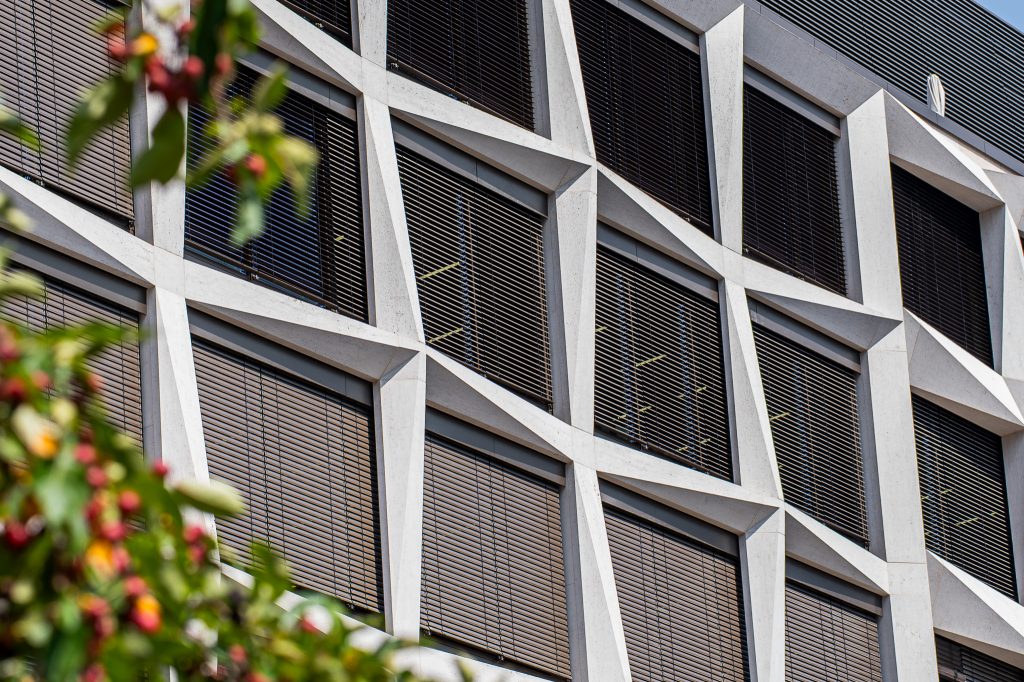 Fassade aus Naturstein mit Sonnenschutz